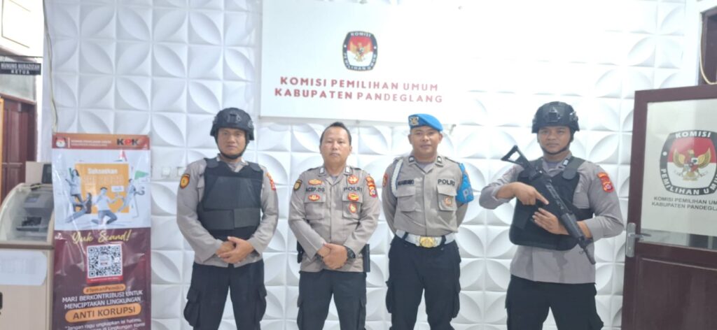 Propam Polres Pandeglang Intensifkan Pengawasan, Cek Kesiapan Personil OMB di KPU dan Bawaslu 2 WhatsApp Image 2023 12 26 at 09.59.14