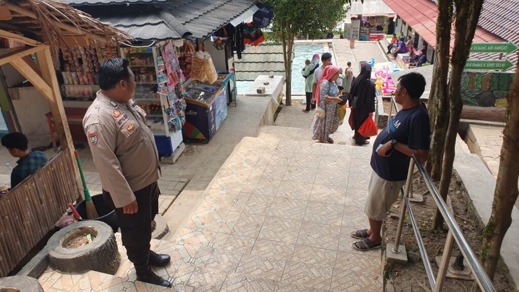 Operasi Lilin Maung 2023: Polsek Banjar Gelar Pengamanan di Wisata Kolam Air Panas Cisolong 9 WhatsApp Image 2023 12 26 at 16.27.23