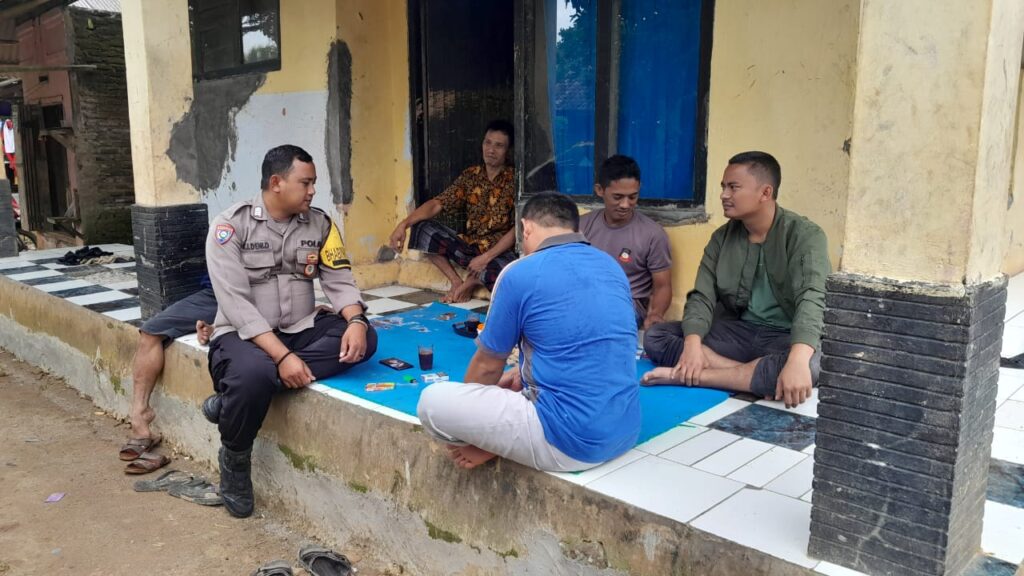 Bhabinkamtibmas Polsek Pandeglang Sambangi Warga untuk Membangun Kedekatan dan Jaga Kamtibmas 10 WhatsApp Image 2023 12 27 at 10.15.46