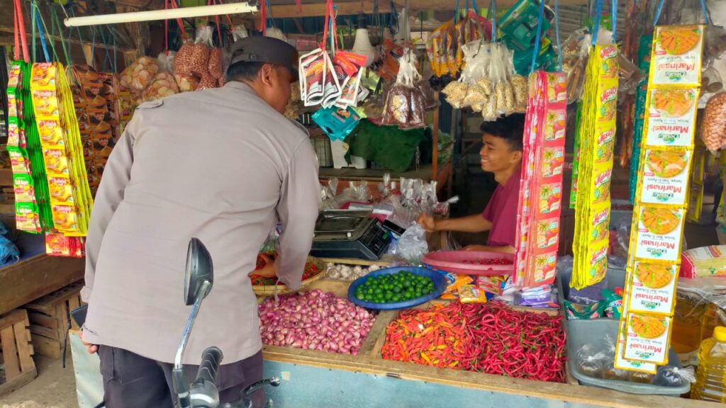 Bhabinkamtibmas Polsek Panimbang Awasi Stabilitas Harga Sembako di Kampung Pasar Citeureup 3 WhatsApp Image 2023 12 27 at 11.12.09
