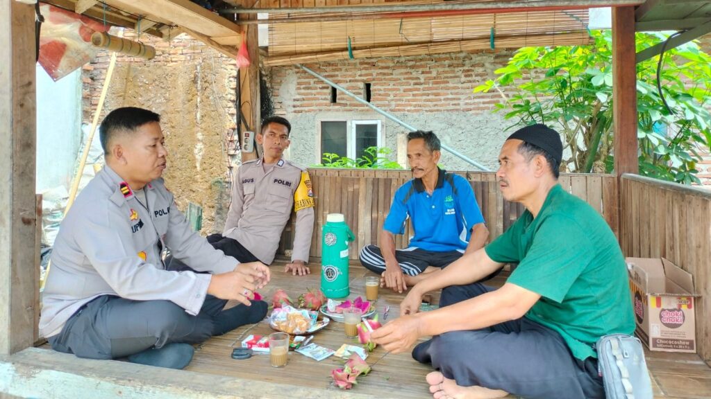 Kapolsek Cimanggu Sambangi Warga, Ingatkan Pentingnya Kamtibmas Menjelang Pemilu 2024 4 WhatsApp Image 2023 12 27 at 11.24.54