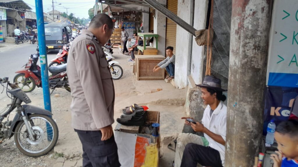 Polsek Menes Tingkatkan Keamanan dengan Kegiatan Patroli Dialogis (KRYD) 1 WhatsApp Image 2023 12 27 at 15.31.41