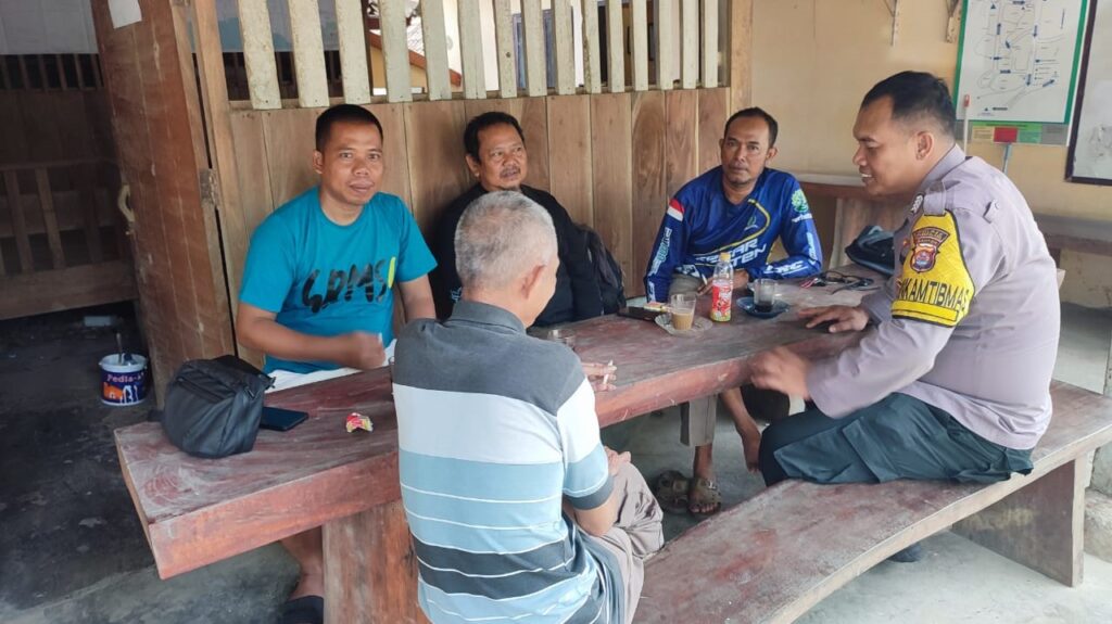 Polsek Cibaliung Lakukan Door to Door Sambang untuk Tingkatkan Komunikasi dan Keamanan Masyarakat 2 WhatsApp Image 2023 12 27 at 20.16.21