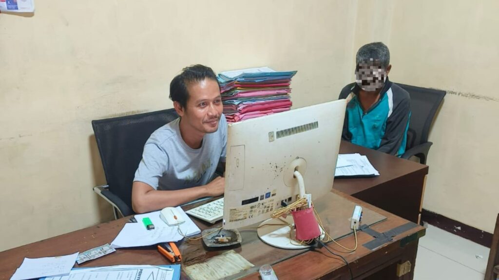 Pelaku Pencabulan Terhadap Cucu Kandungnya Diamankan oleh Polsek Picung 1 WhatsApp Image 2023 12 28 at 11.18.09