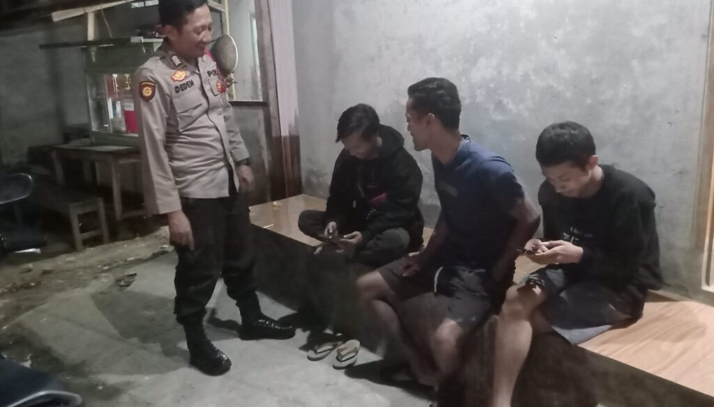 Polsek Saketi Polres Pandeglang, Menjaga Kondusifitas Malam dengan Patroli Preventif 4 WhatsApp Image 2023 12 28 at 17.53.52