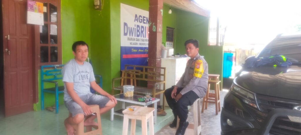 Bhabinkamtibmas Polsek Saketi Lakukan Sambang Warga dan Dialogis untuk Pemeliharaan Kamtibmas yang Aman dan Kondusif di Wilayah Saketi 1 WhatsApp Image 2023 12 28 at 17.55.11