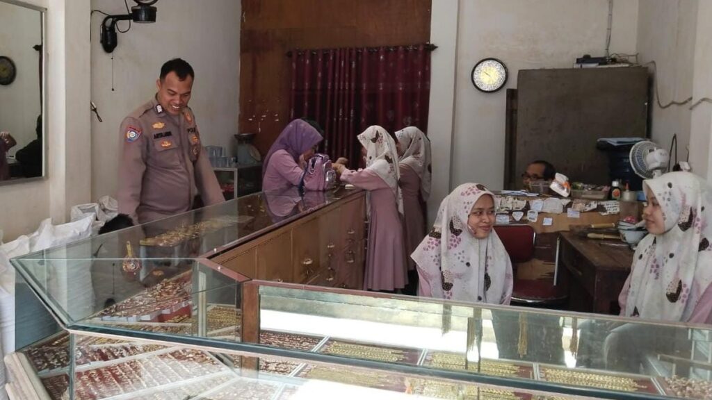 Polsek Cibaliung Melaksanakan Door-to-Door System untuk Jalin Keakraban dan Serap Aspirasi Masyarakat 5 WhatsApp Image 2023 12 28 at 18.26.14