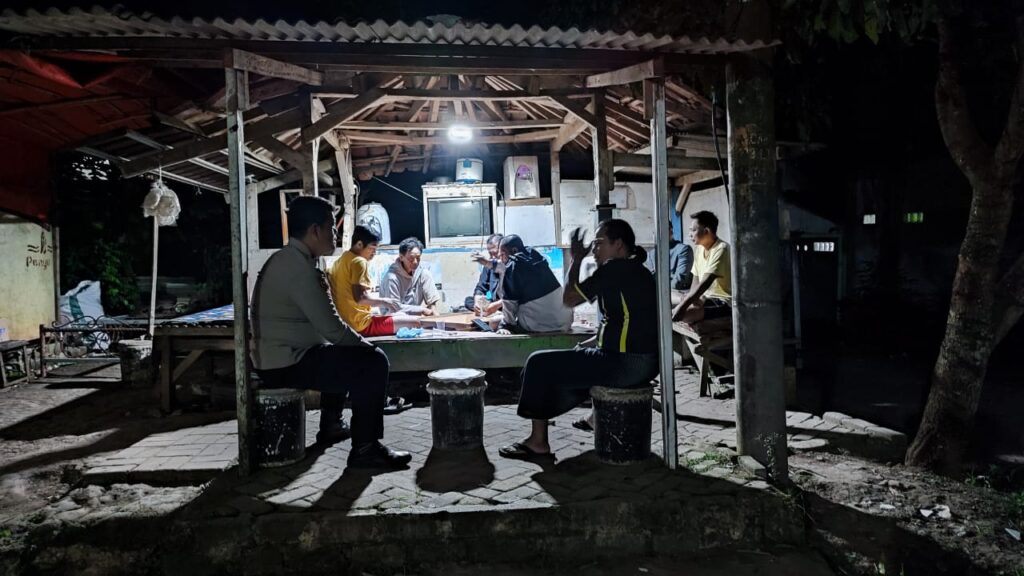 Bhabinkamtibmas Polsek Pandeglang Sambangi Ketua RW dan Ajak Warga Jaga Kamtibmas 10 WhatsApp Image 2023 12 29 at 15.01.10