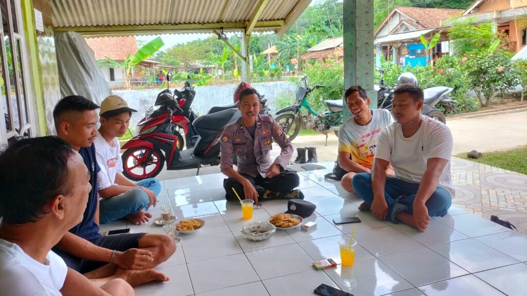 Bhabinkamtibmas Polsek Panimbang Terus Galakkan Sambang Dialogis di Desa Cimanis untuk Ciptakan Kamtibmas yang Aman dan Teratur 8 WhatsApp Image 2023 12 30 at 00.15.14