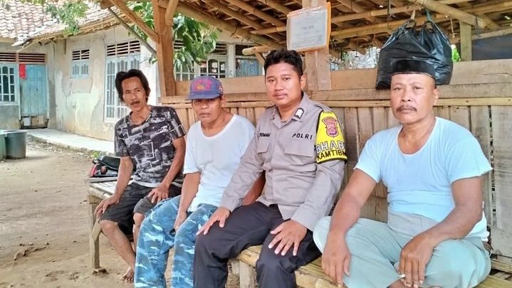Bhabinkamtibmas Polsek Cadasari Terus Berikan Himbauan Damai Menjelang Pemilu Tahun 2024 6 WhatsApp Image 2023 12 30 at 01.08.24