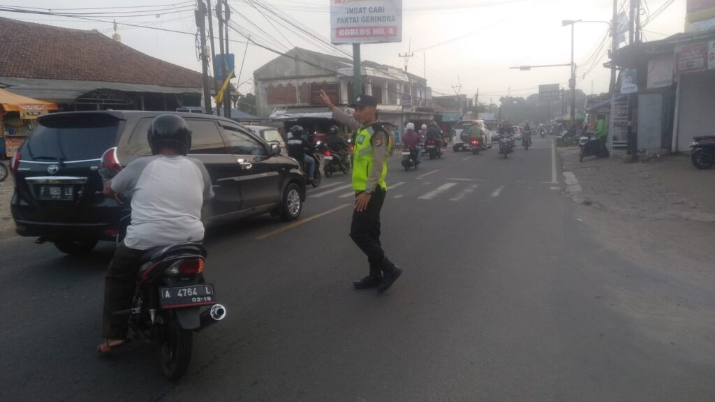 Polsek Cadasari Lakukan Strong Point untuk Cegah Kecelakaan dan Kemacetan di Jalanan 4 WhatsApp Image 2023 12 30 at 01.25.42