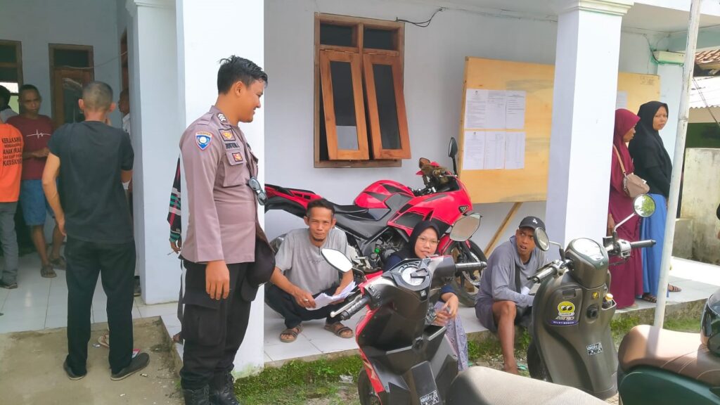 Polsek Angsana: Bhabinkamtibmas Melaksanakan Patroli Dialogis untuk Meningkatkan Kondusifitas Wilayah 9 WhatsApp Image 2023 12 30 at 05.43.23
