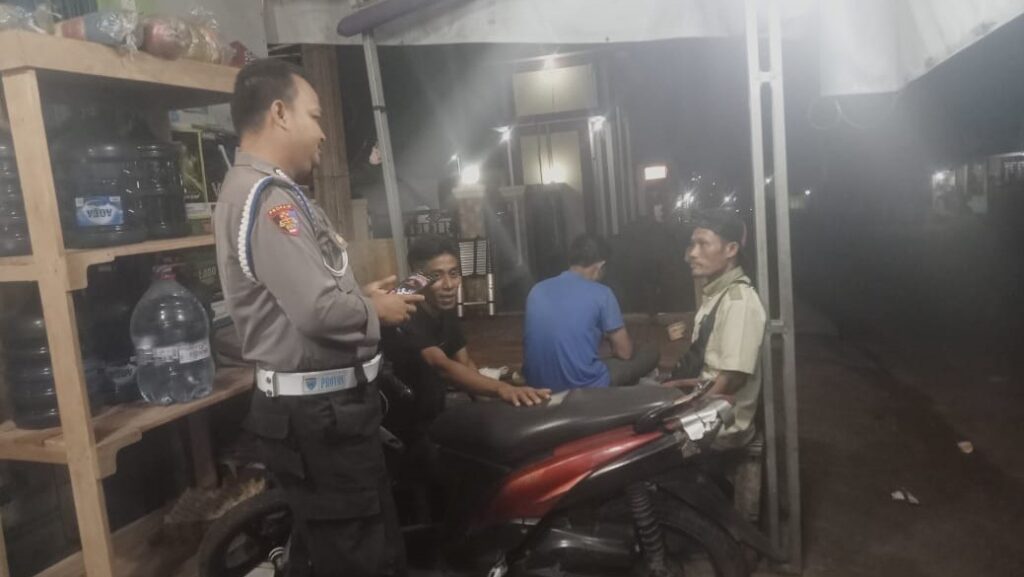 Polsek Bojong Giatkan Patroli Malam dalam Upaya Mewujudkan Kamtibmas yang Aman dan Kondusif 1 WhatsApp Image 2023 12 30 at 08.33.56