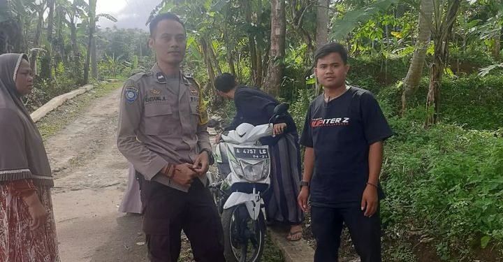 Bhabinkamtibmas Polsek Cadasari Terus Mendorong Pemilu Damai dan Keamanan Bersama Menjelang Tahun 2024 7 WhatsApp Image 2023 12 30 at 14.29.11