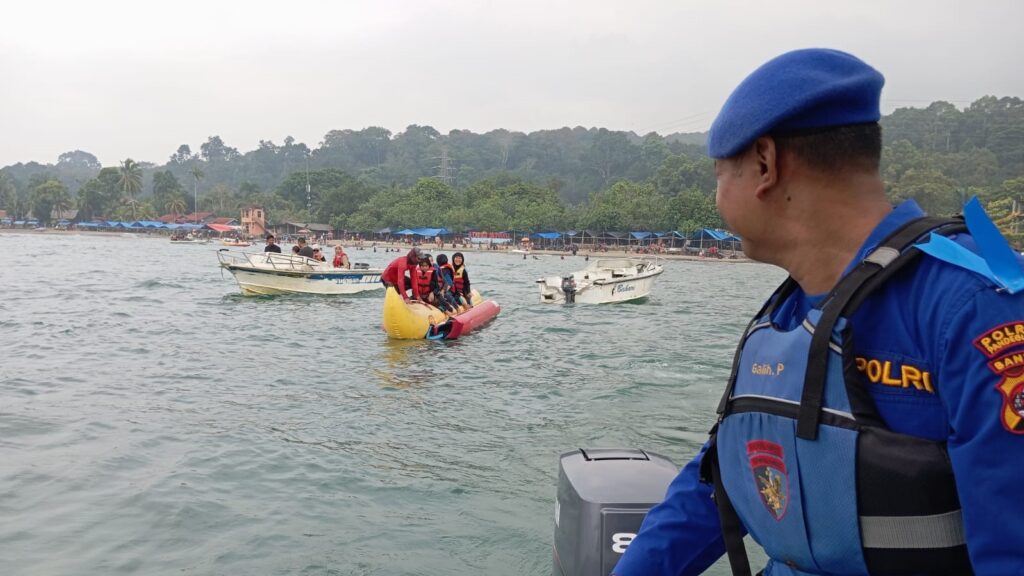 Patroli Laut Satuan Polair Polres Pandeglang di Pantai Carita untuk Menjaga Keselamatan Wisatawan 8 WhatsApp Image 2023 12 30 at 16.01.52