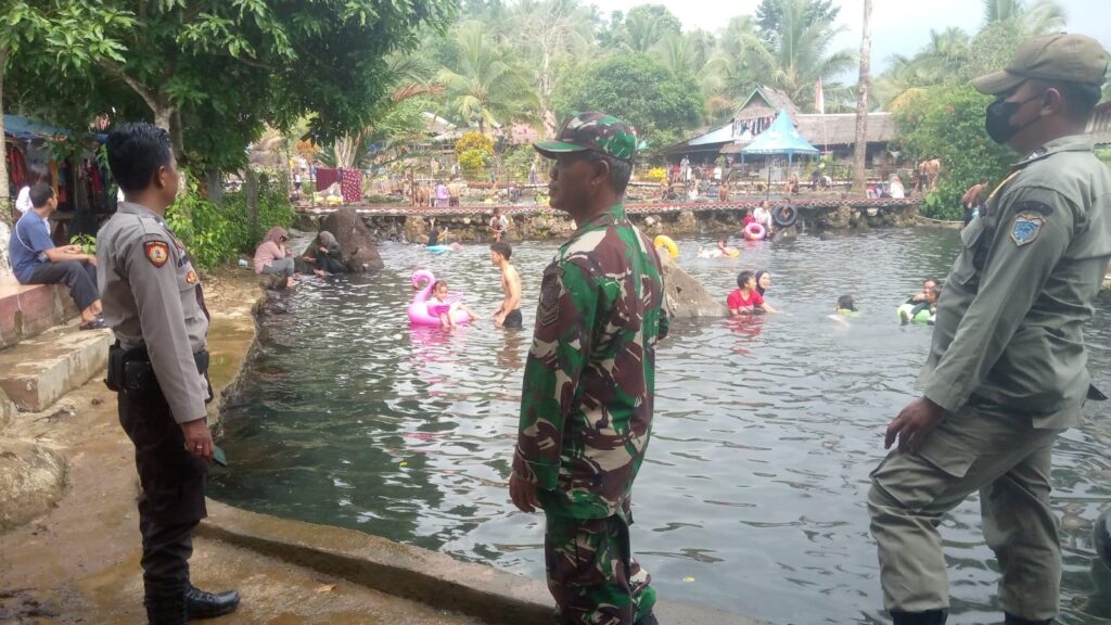 Patroli Gabungan Polsek Pulosari, Koramil Pulosari, dan Satpol PP di Obyek Wisata Pemandian Citaman 7 WhatsApp Image 2023 12 30 at 16.35.06