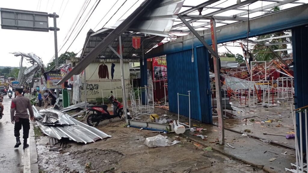 Polsek Cimanuk Tanggap Cepat Atasi Dampak Angin Puting Beliung di Pasar Batu Bantar 7 WhatsApp Image 2023 12 30 at 19.00.43