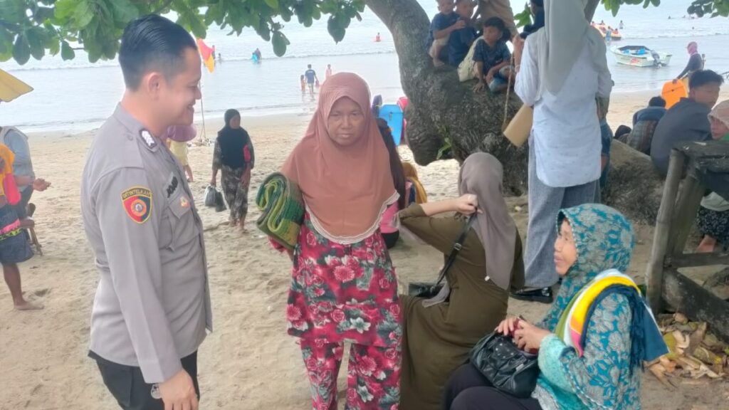 Polsek Carita Lakukan Patroli Pantai dan Himbauan Kamtibmas untuk Pemeliharaan Keamanan dan Pencegahan Kecelakaan Laut 3 WhatsApp Image 2023 12 30 at 19.18.59