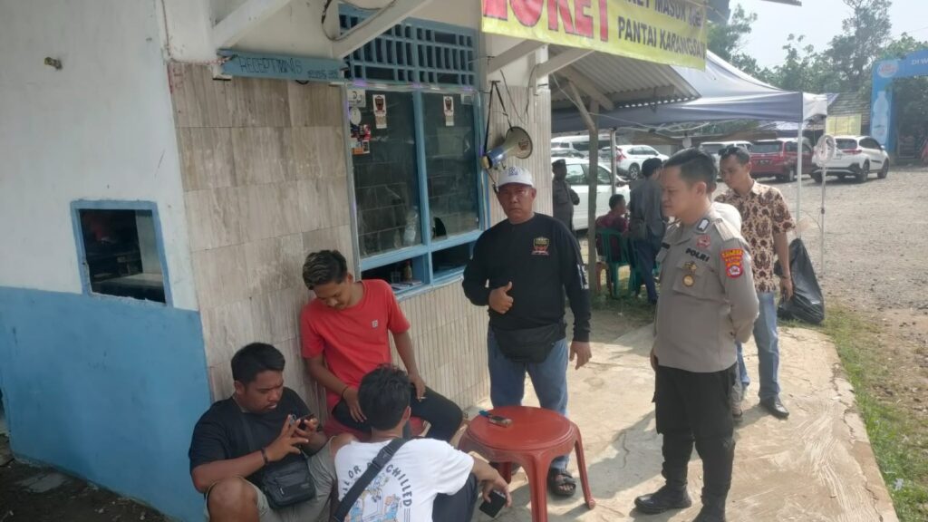 Patroli Polsek Carita Amankan Tempat Wisata dan Monitoring Situasi Kamtibmas di Musim Liburan Natal dan Tahun Baru 4 WhatsApp Image 2023 12 30 at 19.19.00