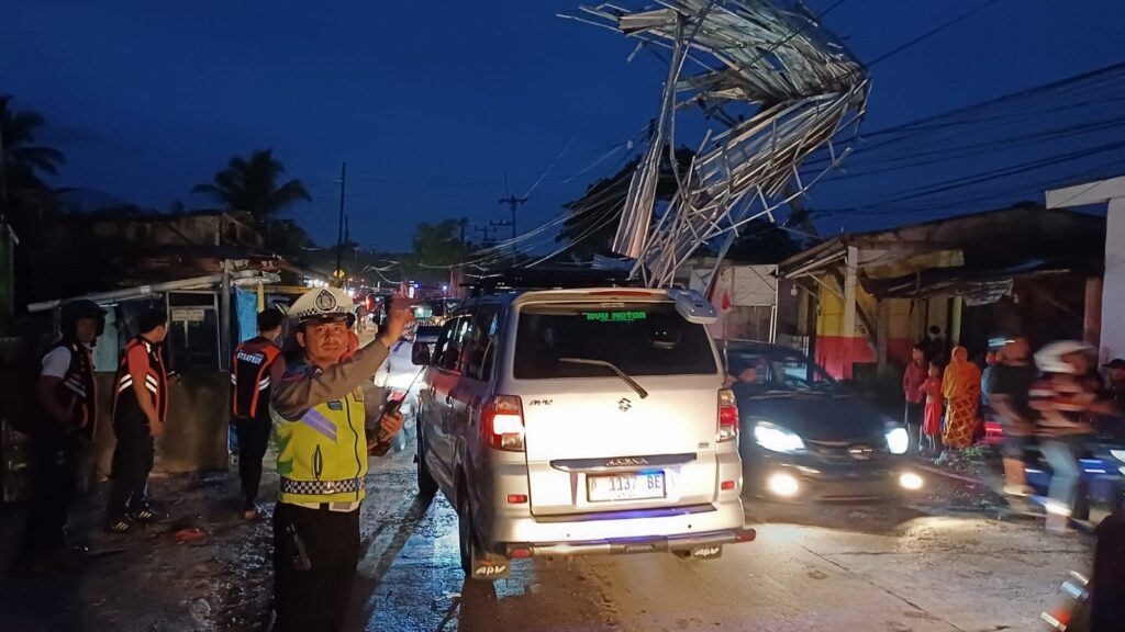Satlantas Polres Pandeglang Mengurai Kemacetan Pasca Bencana Alam Angin Puting di Pasar Batubantar 6 WhatsApp Image 2023 12 30 at 21.18.41