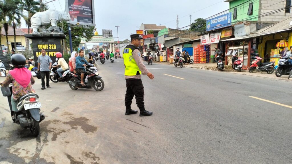 Polsek Cadasari Berikan Pelayanan dan Pengaturan Lalu Lintas untuk Cegah Kecelakaan dan Kemacetan 5 WhatsApp Image 2023 12 31 at 02.48.08