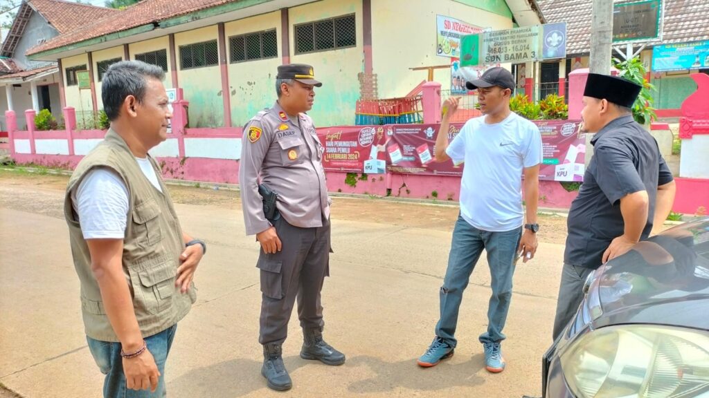 Polsek Pagelaran Melakukan Antisipasi Kamtibmas di Desa Margasana 3 WhatsApp Image 2023 12 31 at 02.58.53