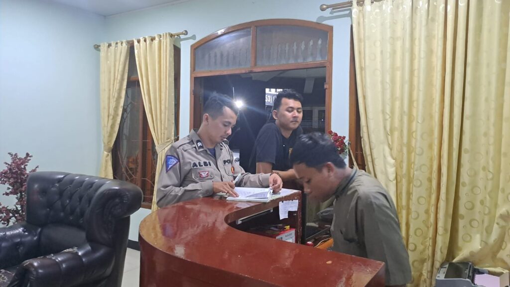 Polsek Labuan Gelar Patroli Malam: Antisipasi Kejahatan dan Gangguan Kamtibmas 1 WhatsApp Image 2023 12 31 at 03.30.42
