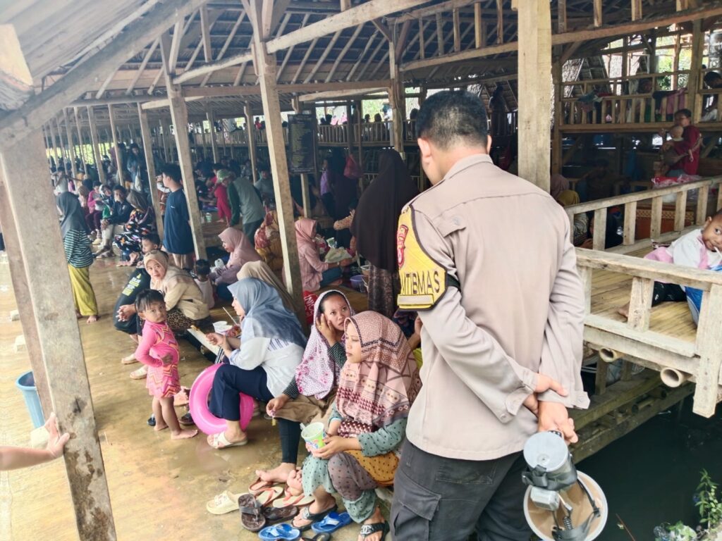 Patroli Polsek Cikedal Polres Pandeglang Berikan Pengamanan di Obyek Wisata Kolam Renang Bu Ndhe 1 IMG 20240415 WA0028