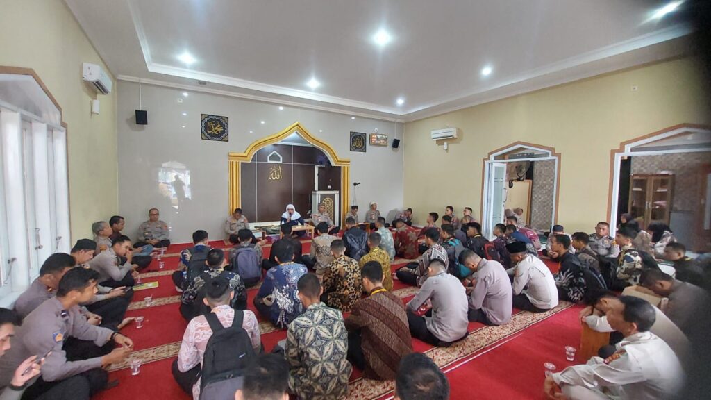 Polres Pandeglang Gelar Pengajian Rutin di Musola As-Sofwan 7 IMG 20240425 WA0004