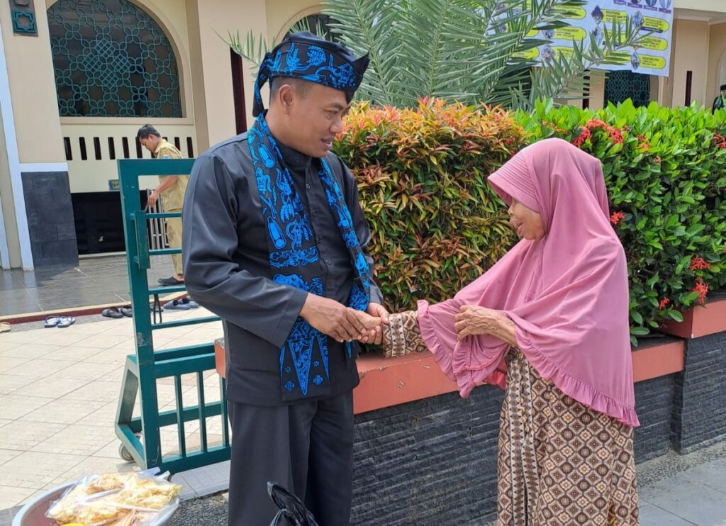 Kapolres Pandeglang Beli Dagangan Pedagang Lokal di Tengah Bulan Puasa 7 IMG 20240401 204254