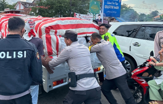 Kapolres Pandeglang Bantu Dorong Kendaraan Mogok untuk Lancarkan Arus Lalu Lintas 2 IMG 20240408 185307