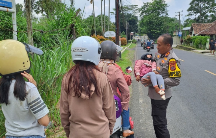 Kapolres Pandeglang Memberikan Pertolongan Langsung kepada Korban Kecelakaan di Jalan Raya Serang - Pandeglang 4 IMG 20240412 130025