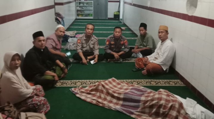 Polsek Labuan Memberikan Quick Respon atas Insiden Meninggalnya Salah Satu Rombongan Peziarah di Masjid Agung Assalafi 2 IMG 20240415 052709
