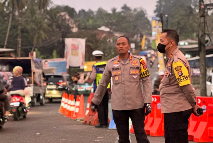 Kapolres Pandeglang Kawal Puncak Arus Lalu Lintas di Penghujung Libur Lebaran Idul Fitri 1445 H 2 IMG 20240415 190021