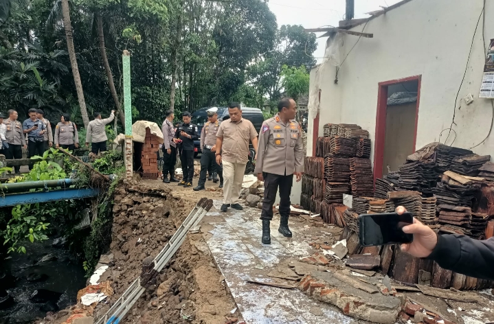 Kapolres Pandeglang Salurkan Bantuan Sembako dan Perlengkapan Tidur Korban Bencana Alam di Kadu Walang 7 IMG 20240423 190159
