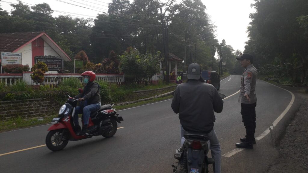 Polsek Saketi Rutin Lakukan Kegiatan Gatur untuk Keamanan dan Kelancaran Lalulintas 1 WhatsApp Image 2024 04 01 at 03.45.51