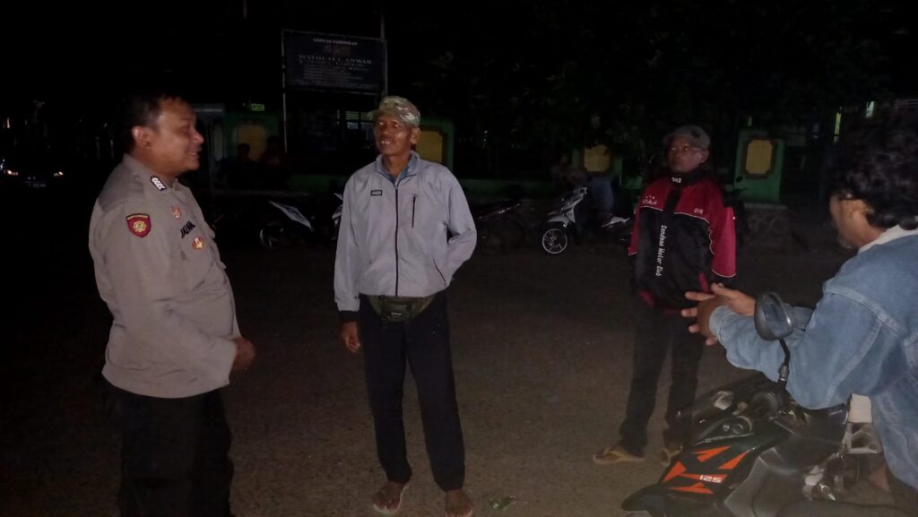 Polsek Saketi Menguatkan Kedekatan dengan Masyarakat Melalui Patroli Malam 2 WhatsApp Image 2024 04 01 at 03.46.01