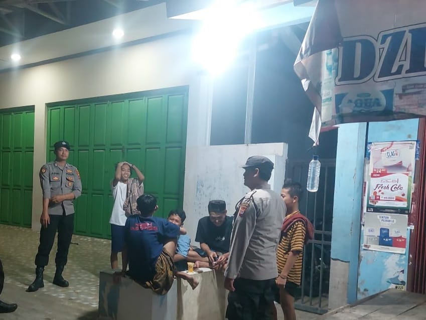 Polsek Bojong Melakukan Patroli Malam untuk Meningkatkan Keamanan dan Ketertiban Masyarakat 3 WhatsApp Image 2024 04 01 at 08.57.05