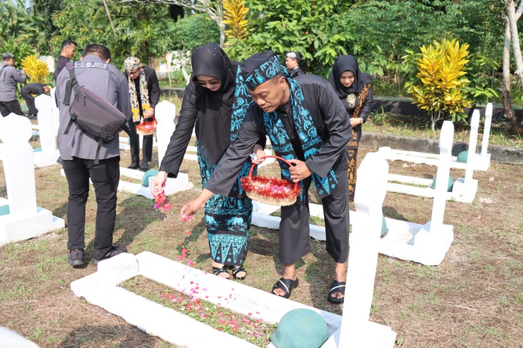 Kapolres Pandeglang Hadiri Kegiatan Ziarah dalam Peringatan HUT Kabupaten Pandeglang ke-150 6 WhatsApp Image 2024 04 01 at 11.45.01