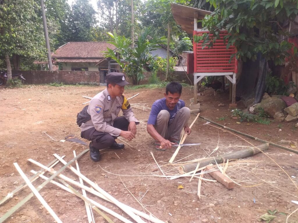 Polsek Bojong Melaksanakan Sambang untuk Meningkatkan Kesadaran Kamtibmas 4 WhatsApp Image 2024 04 01 at 12.05.39