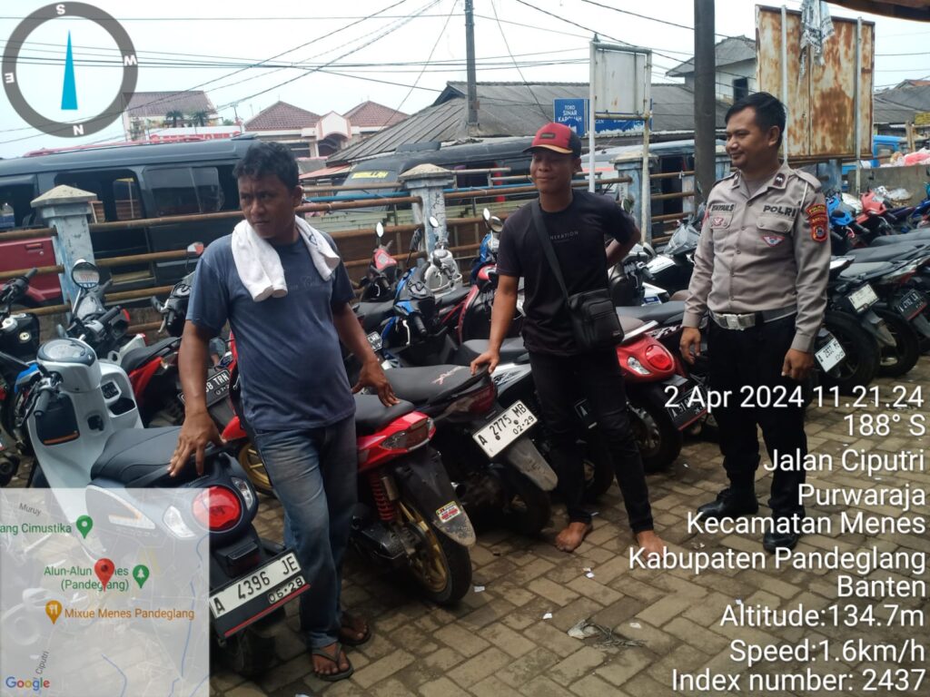 Kapolsek Menes Terus Konsisten Lakukan Tarawih Keliling selama Bulan Ramadhan 10 WhatsApp Image 2024 04 02 at 1.19.22 PM
