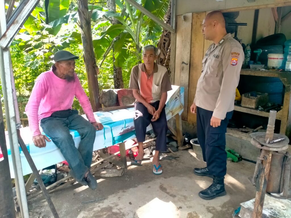 Rutinitas Bhabinkamtibmas Polsek Mandalawangi: Upaya Ciptakan Kamtibmas Aman dan Kondusif 5 WhatsApp Image 2024 04 02 at 11.29.36 AM