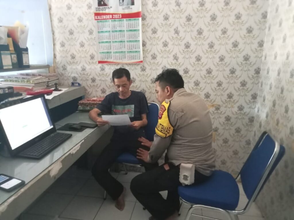 Bhabinkamtibmas Polsek Carita Gelar Patroli dan Silaturahmi dengan Masyarakat Desa Sukanegara 7 WhatsApp Image 2024 04 02 at 11.43.19 AM