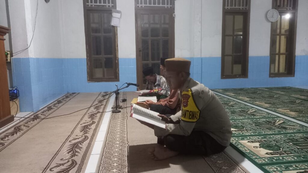 Personil Polsek Carita Ajak Anak-Anak Tadarus di Masjid Desa Cinoyong 8 WhatsApp Image 2024 04 02 at 11.44.56 AM