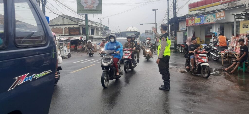 Piket SPKT Polsek Cadasari Berikan Pelayanan di Titik Rawan Kecelakaan dan Kemacetan 3 WhatsApp Image 2024 04 02 at 3.33.42 AM