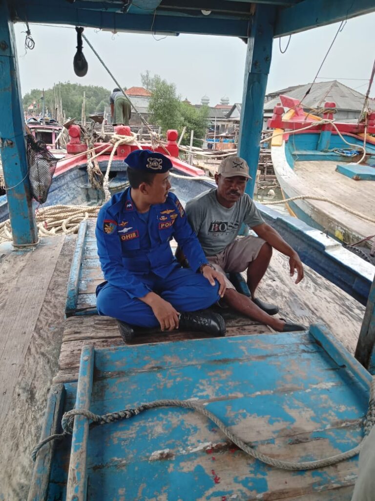 Satpolair Polres Pandeglang Himbau Nelayan Labuan untuk Selalu Menggunakan Life Jacket 6 WhatsApp Image 2024 04 02 at 3.42.32 PM