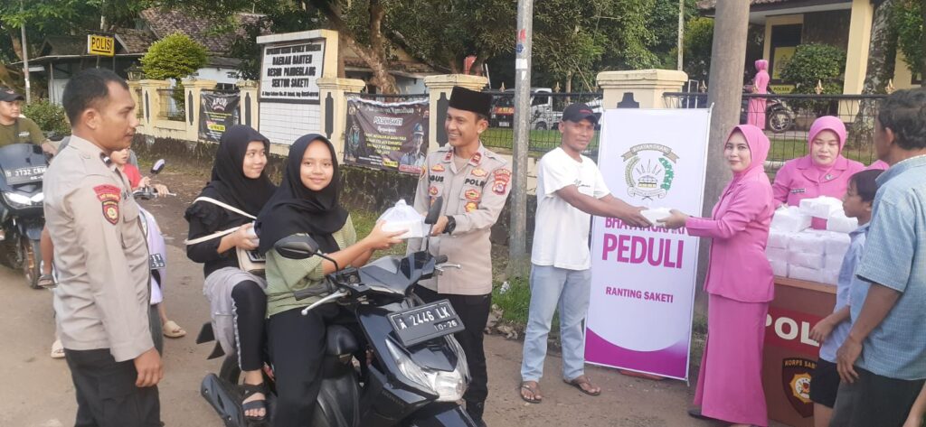 Polsek Saketi dan Bhayangkari Ranting Saketi Bagikan Takjil kepada Masyarakat 7 WhatsApp Image 2024 04 02 at 6.07.01 PM