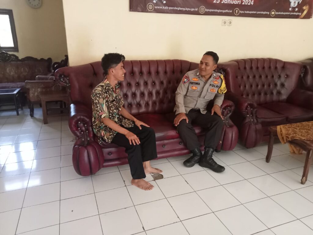 Bhabinkamtibmas Polsek Cikedal Terus Jalin Silaturahmi dengan Warga Masyarakat 6 WhatsApp Image 2024 04 02 at 8.45.04 PM