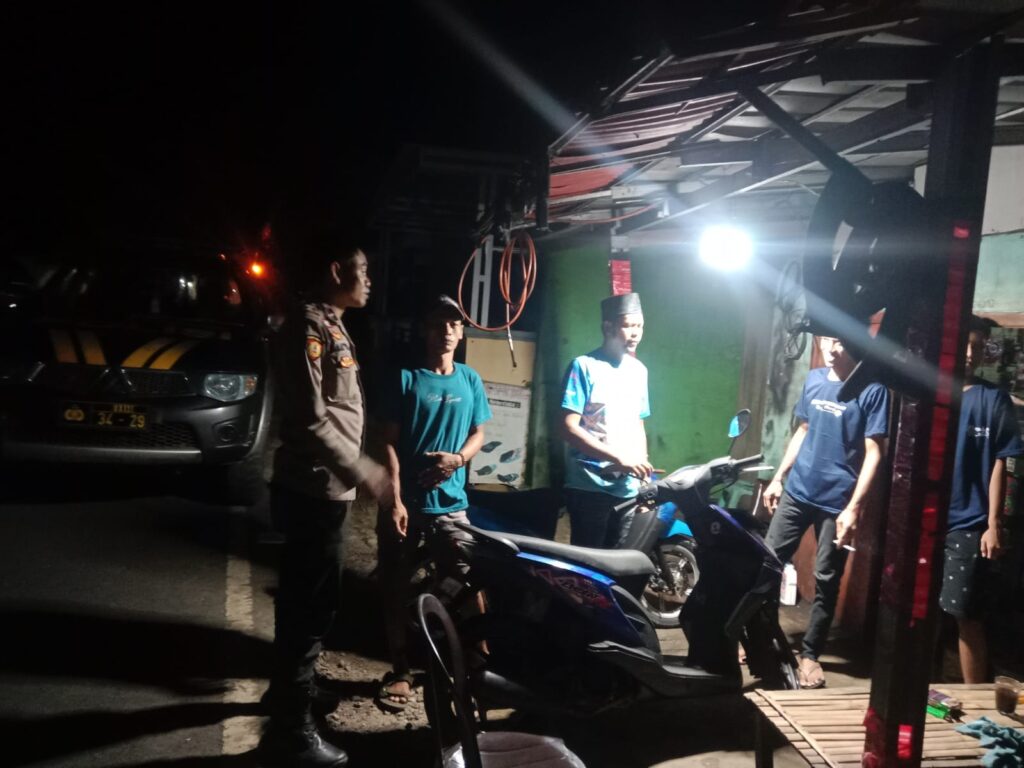 Polsek Jiput Intensifkan Patroli Malam untuk Ciptakan Situasi Kamtibmas yang Aman 4 WhatsApp Image 2024 04 03 at 04.28.38