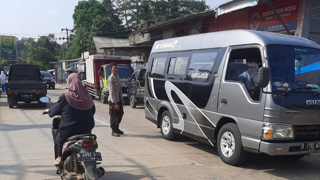 Personil Polsek Bojong Polres Pandeglang Gelar Strong Point Pagi untuk Kelancaran Berkendara Masyarakat 6 WhatsApp Image 2024 04 04 at 08.04.12